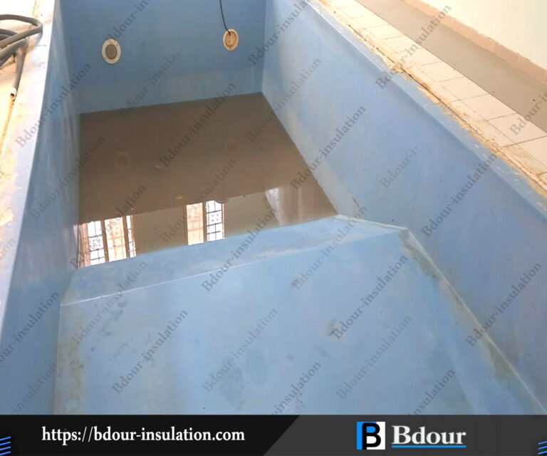 أفضل شركة عزل مسابح بحي الحمراء | حلول احترافية لمنع التسرب   تجهيز الأرضية بكشط طبقات العزل التالفة والمونة المهترئة بحي الحمراء